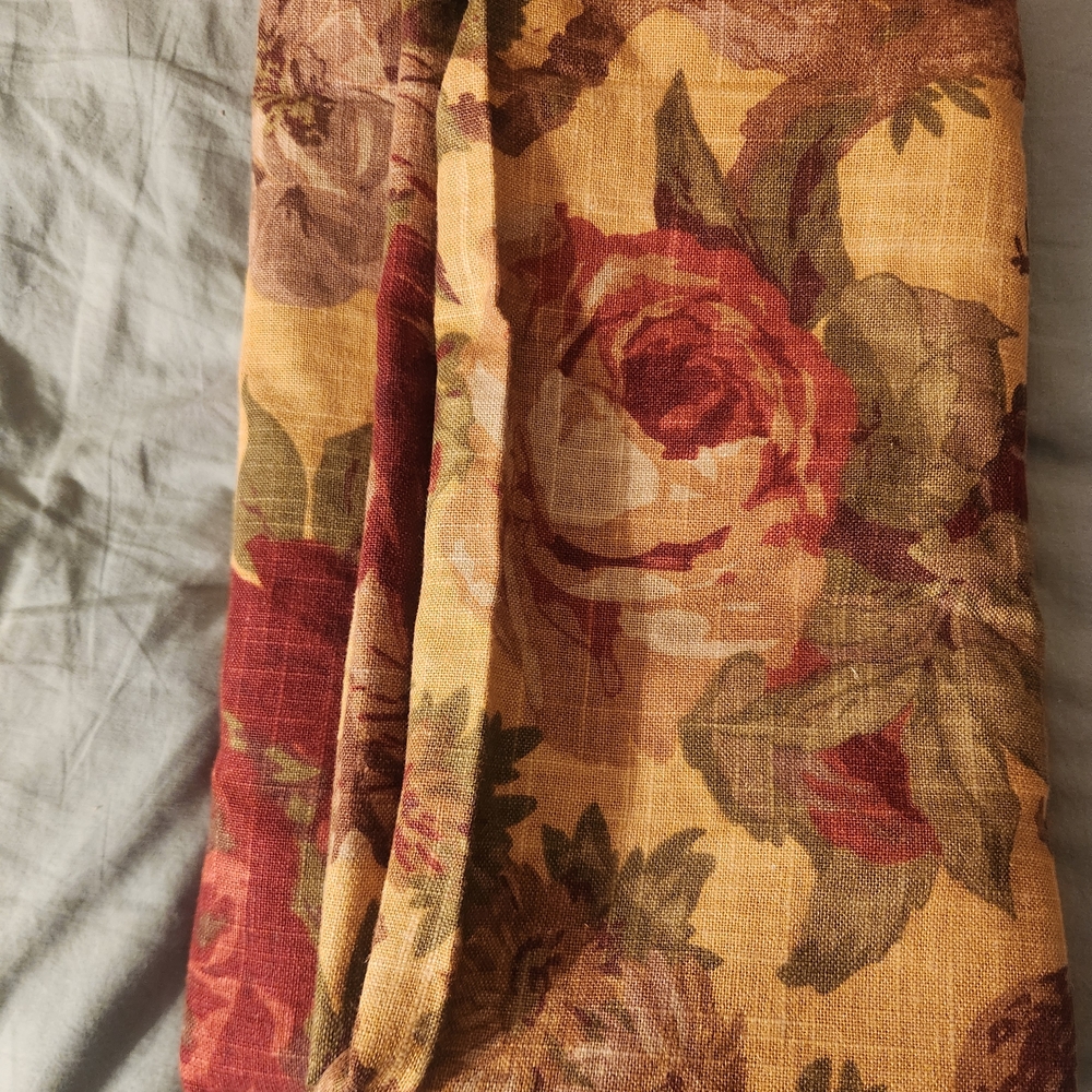 Floral Patterned Heavy Linen Fabric in Red, Green and Yellow. - Picture 14 of 14